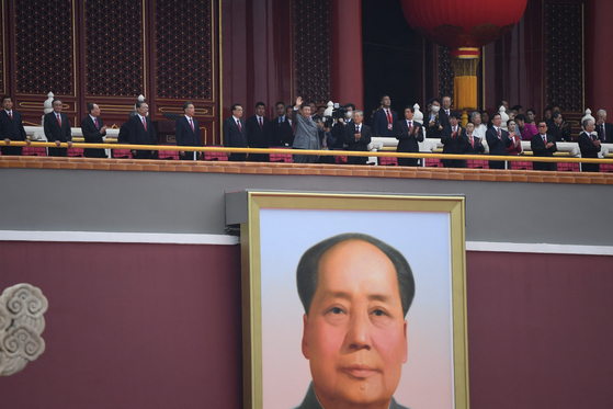 시진핑 중국 국가주석(가운데)이 지난 1일 베이징 천안문 광장에서 열린 중국공산당 창당 100주년 기념식에 참석하고 있다. [AFP=연합뉴스]