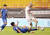 수원삼성과 경기에서 돌파를 시도하는 수원FC 라스(오른쪽)를 태클로 막아서는 수원 삼성 민상기. 정시종 기자