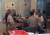 전남 해남군의 유명 사찰 소속 승려들이 신종 코로나바이러스 감염증(코로나19) 방역수칙을 어기고 한 자리에 모여 술과 음식을 먹고 있다. 연합뉴스