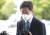'드루킹 댓글 조작' 사건에 연루된 혐의로 기소된 김경수 지사가 대법원 선고일인 21일 경남도청으로 출근하며 취재진 질문에 답하고 있다. 연합뉴스