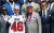 조 바이든(왼쪽 두 번째) 미 대통령이 탬파베이 버커니어스팀으로부터 등 번호 '46번'이 그려진 선수복을 선물 받았다. 톰 브래디(맨 오른쪽)가 환하게 웃고 있는 모습. AFP=연합뉴스