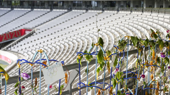 [이 시각]텅 빈 관중석에 놓인 시들어가는 식물…무관중으로 시작된 도쿄 올림픽