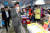 더불어민주당 대권 주자인 이낙연 후보가 18일 오후 전남 여수시 교동 여수수산시장을 방문해 상인들에게 주먹을 쥐고 인사하고 있다. 연합뉴스