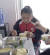 중국 12세 소녀 왕안팅(王婉婷)은 혈액 질환을 앓는 엄마에게 조혈모세포를 기증하기 위해 매 끼니 식사량을 늘려 한 달에 10kg을 증량했다. [시나망] 