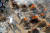 인도 수도 뉴델리에 임시로 마련된 노천 화장장에서 코로나19 사망자들의 화장이 진행되고 있다. 지난 4월 28일 오전 기준 인도에선 36만960명의 신규 확진자가 집계됐다. [로이터=연합뉴스]