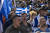 국기를 들고 백신 반대 시위에 나선 그리스 아테네 시민들. AP=연합뉴스