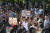 백신 반대 시위대가 아테네 도심에서 백신 반대 시위를 열고 있다. "우리 아이들에게서 떨어져"라고 쓴 피켓이 보인다. AP=연합뉴스