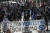 백신 반대 시위대가 21일 그리스 아테네 도심에서 시위를 벌이고 있다. "백신 강제화 반대"라는 현수막을 들고 있다. AP=연합뉴스