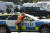 21일(현지시간) 스웨덴 헬비 교도소 밖에서 특수부대 경찰차에 의료진이 기대서 있다. AFP=연합뉴스