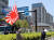 한국 올림픽 선수단 본진이 도쿄로 입성하는 19일 도쿄올림픽 선수촌 앞에서 일본 극우단체 회원들이 '욱일기'를 들고 시위를 하고 있다. [뉴스1]