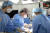 남궁정만 서울아산병원 소아외과 교수(가운데)가 간모세포종을 앓고 있는 환아에게 간절제술을 시행하고 있다.
