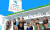박성호 하나은행장의 아바타 라울(뒷줄 왼쪽에서 네번째)이 제페토에 만들어진 ‘하나 글로벌캠퍼스’에서 행원들과 함께 단체사진을 찍고 있다. [사진 하나은행]