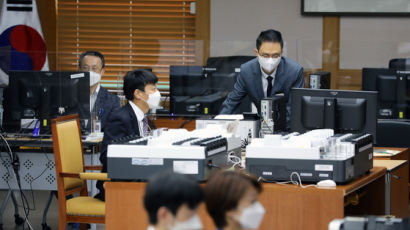 ’배춧잎 투표지’ 논란…조해주 선관위 상임위원 고발당한 이유는 