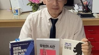 “‘지지자’아닌 ‘독자’가 책 읽어야. 정치인 팬덤이 출간 러시 불렀다”