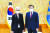 문재인 대통령이 22일 오전 청와대에서 웬디 셔먼 미 국무부 부장관과 접견에 앞서 기념촬영을 하는 모습. 청와대.