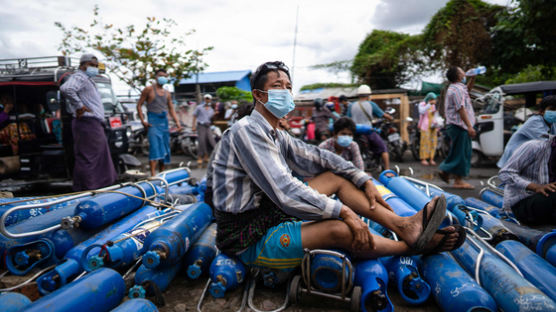 "수퍼 전파국" 경고···눈 껌뻑 않고 전염병 무기 삼는 미얀마 군부
