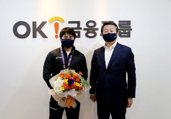 안창림(왼쪽)과 최윤 OK금융그룹 회장. 사진 OK금융그룹