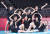김연경(가운데)을 비롯한 여자 배구대표팀이 21일 일본 도쿄 아레아케 아레나 경기장에서 오륜기를 만들고 기념사진을 찍었다. 장진영 기자