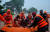 23일(현지시간) 마하라슈트라주 콜하푸르에 폭우가 쏟아지자 구조 당국이 수해를 입은 지역민들을 고무 보트에 태워 이동하고 있다.[로이터=연합뉴스]