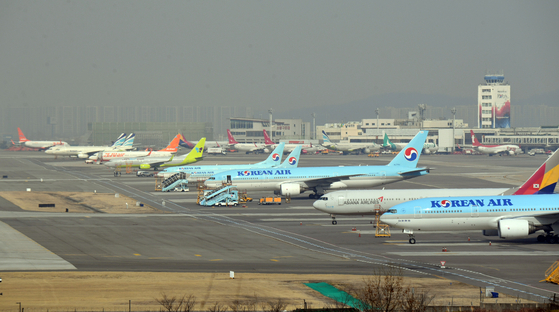  코로나19의 여파에 따른 항공편 축소로 비행기들이 서울 김포국제공항 주기장에 서 있다. [중앙포토]