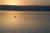 아침에 해 뜰 무렵의 갈릴리 호수. 새들이 호수의 수면 위를 비행하고 있다. 건너편 산 위로 해가 올라오고 있다. 