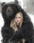 불곰 아르치가 모델 디치카 베로니카 세르게예브나를 안고 있다. 인스타그램 캡처
