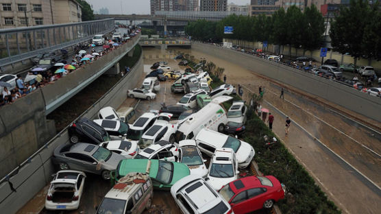 中홍수 대참사…4km 지하차로 수백대 차량 잠겨 아수라장[영상]
