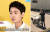 배우 정경호(왼쪽)가 한여름 패딩차림으로 산책하는 모습이 온라인에서 화제가 됐다. [온라인커뮤니티 캡처]
