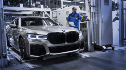 [주말車담]BMW도 1만대 쌓아놨다…전세계 車생산 600만대 손실