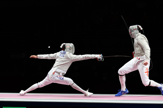 남자 사브르 개인전 동메달 결정전에서 김정환(왼쪽)이 공격하는 모습 [도쿄=올림픽사진공동취재단]