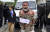 24일 프랑스 서부 낭트에서 정부의 강제적인 백신 접종 정책에 반대하는 한 시위대가 자신의 몸을 밧줄로 묶고 시위에 참가하고 있다. "백신, 가짜 자유"라는 글씨를 몸에 붙였다. AFP=연합뉴스