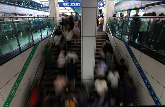 지난 8일 서울 구로구 신도림역에서 시민들이 지하철을 기다리고 있다. 사진은 기사 내용과 관련 없음. 연합뉴스