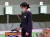 추가은이 25일 도쿄 아사카 사격장에서 열린 도쿄올림픽 여자 10m 공기권총 예선에서 잠시 숨을 고르고 있다. [연합뉴스]