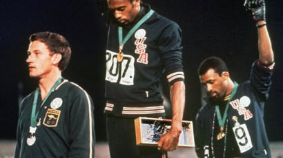 53년전 ‘검은 주먹’, IOC에 “선수들 무릎꿇기 전면 허용하라”