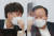이준석 국민의힘 대표(왼쪽)와 김재원 최고위원이 지난 22일 오전 서울 여의도 국회에서 열린 최고위원회의에서 대화하고 있다. 뉴스1