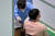 21일 대전의 한 접종센터에서 고3 학생이 백신을 접종받고 있는 모습. [프리랜서 김성태] 