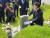 더불어민주당 대권주자인 김두관 의원이 19일 광주 북구 운정동 국립5.18민주묘지를 참배하고 묘비를 닦고 있다. 뉴스1