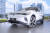 폴크스바겐의 전기차 ‘ID.4’에 한국타이어의 전기차 전용 타이어 ‘벤투스 S1 에보3 ev’가 장착돼 있다. [사진 한국타이어] 