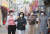 박옥선 중국동포지원센터 이사장(왼쪽 두 번째)과 CK여성위원회 회원들이 14일 서울 영등포구 대림동 차이나타운 거리를 거닐며 현안 문제를 이야기하고 있다. 김상선 기자