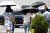 지난 16일 서울 강남구보건소에서 양산을 쓴 시민들이 발걸음을 옮기고 있다. 뉴스1