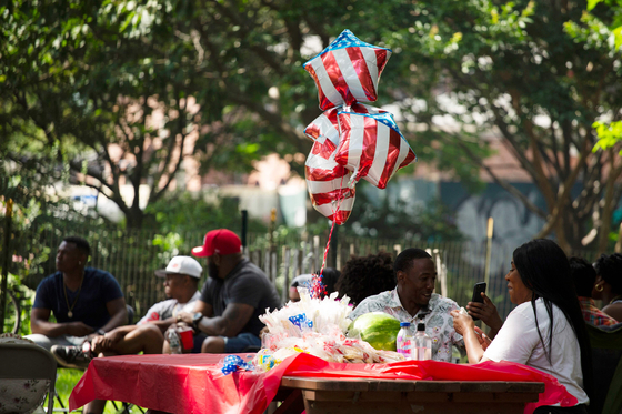 미국 독립기념일인 지난 4일 시민들이 뉴욕의 공원에서 파티를 즐기고 있다. 코로나19 방역조치가 대부분 해제되면서 만남이 늘고 있다. [AFP=연합뉴스]
