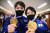 도쿄올림픽 유도에서 나란히 금메달을 딴 아베 히후미와 아베 우타 남매가 금메달을 들어보이고 있다. [AFP=연합뉴스]