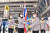 도쿄 올림픽 참가를 앞둔 태국 선수들이 수완나품 공항에서 LG전자의 2세대 전자식 마스크를 쓰고 있다. 이날 출정식에 참여한 120명의 선수ㆍ코치ㆍ스태프는 모두 같은 제품을 착용했다. [사진 LG전자]