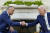 조 바이든 미국 대통령(오른쪽)이 무스타파 알 카디미 이라크 총리와 26일(현지시간) 백악관 오벌오피스에서 악수를 하고 있다. [AP=연합뉴스]