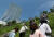 지난 23일 강원 원주시 국민건강보험공단에서 집회를 하려던 민노총 조합원들은 출입구가 봉쇄되자 인근 언덕을 넘어 집회장에 진입했다.   연합뉴스