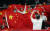 지난 26일 일본 도쿄체육관에서 열린 2020도쿄올림픽 탁구 혼합복식 결승전 경기에서 중국 측 관계자들이 응원을 펼치며 기념촬영을 하고 있다. AFP=연합뉴스