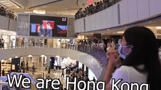 홍콩, 25년 만에 金…중국 국가 울리자 "We are Hongkong"