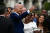 조 바이든 미국 대통령이 4일 독립기념일을 맞아 대국민 연설을 한 뒤 백악관으로 초대한 시민들과 셀카를 찍었다. 아무도 마스크를 쓰지 않았다. [AFP=연합뉴스]