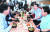 윤석열 전 검찰총장(오른쪽 둘째)이 27일 부산 서구의 한 식당에서 국민의힘 의원들과 식사하고 있다. 송봉근 기자