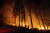 미국 캘리포니아 소방당국 요원들이 26일 캘리포니아 라센 국유림에서 화재 진행 상태를 체크하고 있다. AP=연합뉴스